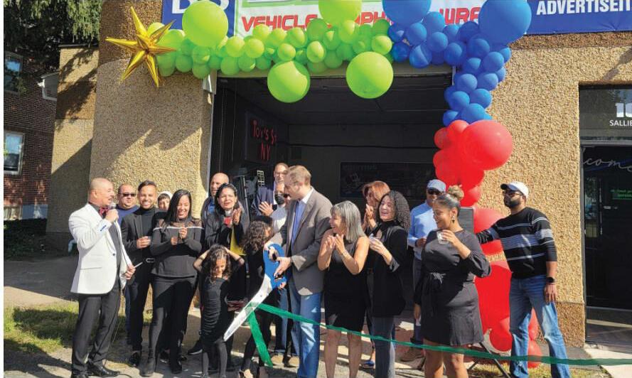 Advertise It ribbon cutting.jpg